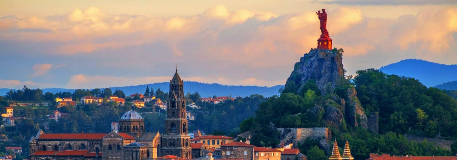 Ville du Puy en Velay monuments et vierge notre dame de France